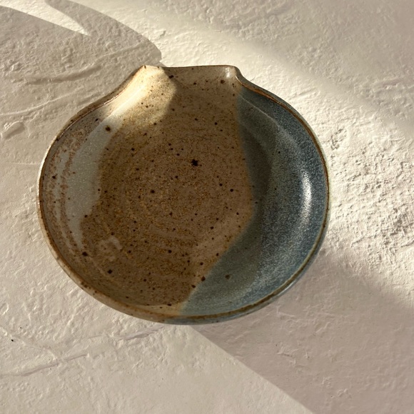 BEAUTIFUL BOHO ORGANIC HANDMADE SIGNED STUDIO POTTERY SPOON REST MID-CENTURY EUC - Picture 4 of 6